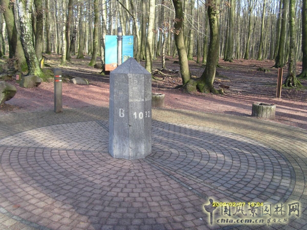 B代表比利時,左邊一小塊地方代表荷蘭,右邊一小塊代表德國和比利時之間的爭議地,