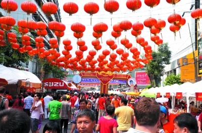 大年初一，曼谷唐人街掛滿紅燈籠