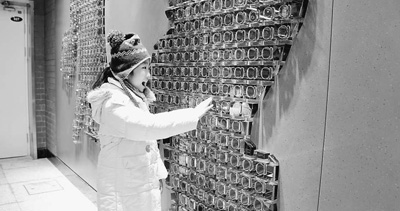 乘客在新運營的北京南鑼鼓巷地鐵站欣賞公共藝術作品