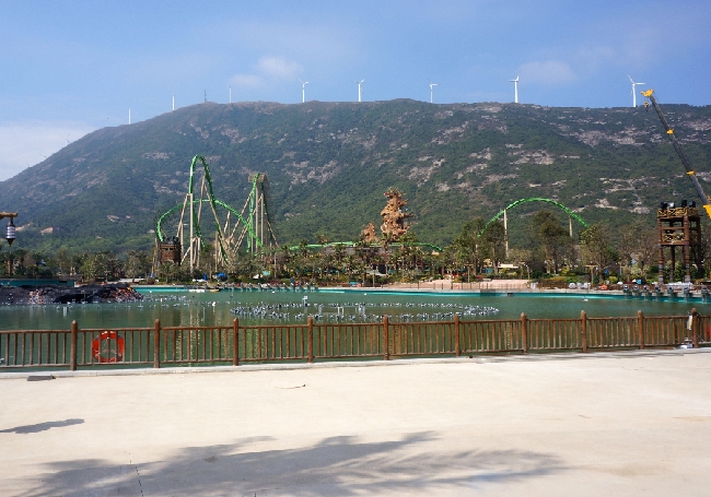 圖為長隆海洋王國中的過山車。