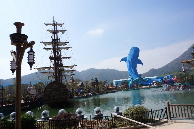 圖為長隆海洋王國中的過山車。