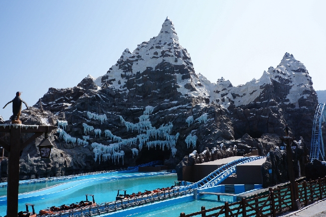 圖為長隆海洋王國中的一個人造“雪山”。 