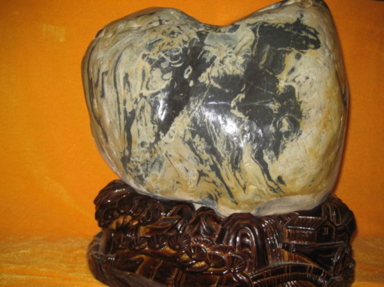 青海驚現徐悲鴻奔馬黃河奇石