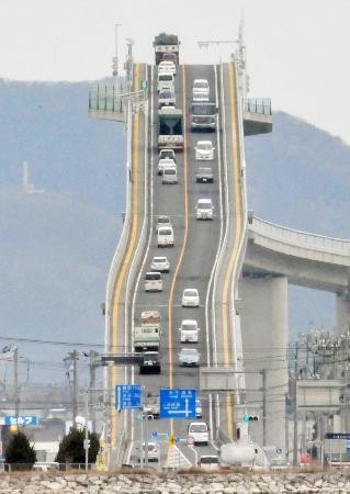 日本江島大橋因坡度陡峭成旅游新熱點(diǎn)