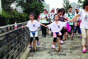 明城墻上騎獨輪車的小女孩