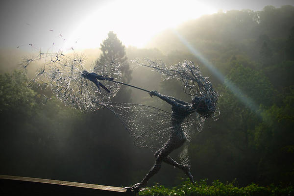 風大也美麗，Robin Wight的戲劇性金屬絲雕塑