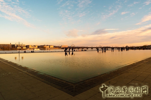 8月24頭條：法國(guó)波多爾鏡面廣場(chǎng)項(xiàng)目賞析