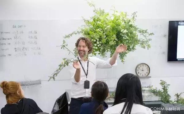 自由動態(tài)的花藝設(shè)計(jì)帶來富有張力的視覺效果