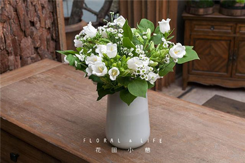 插花技巧為炎炎夏日帶來(lái)一絲清涼
