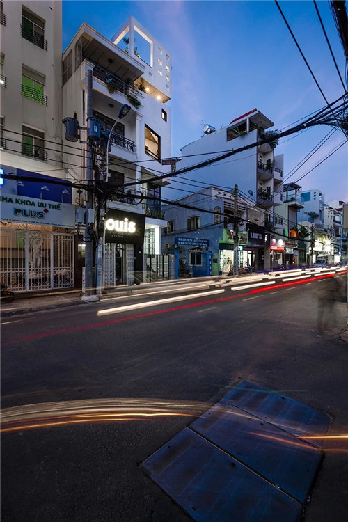 越南胡志明市一座與城市對(duì)話的綜合居住建筑