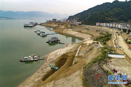 湖北秭歸：庫岸生態(tài)修復(fù)忙