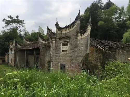 湖南鄉村古建筑遭受風雨侵襲
