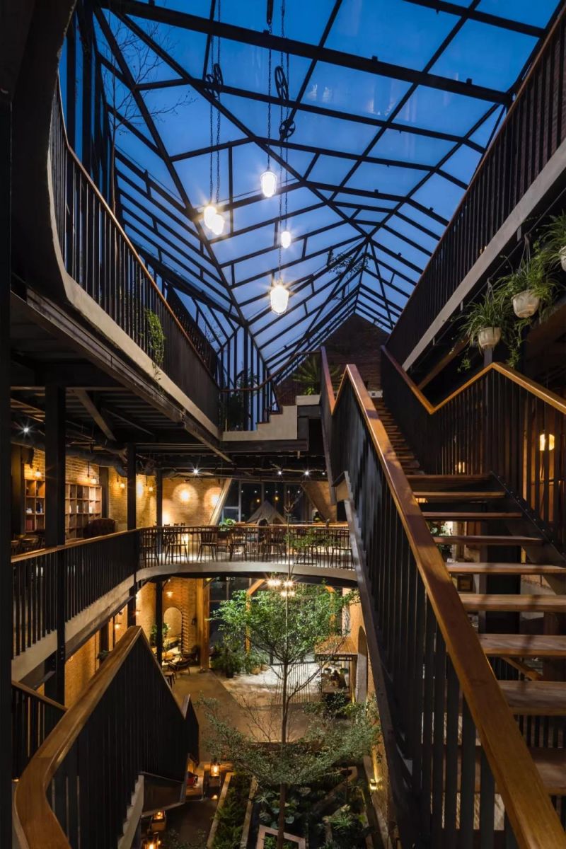No.1986 咖啡餐廳，奇奇怪怪的‘烏鴉嘴’空間 / Le House