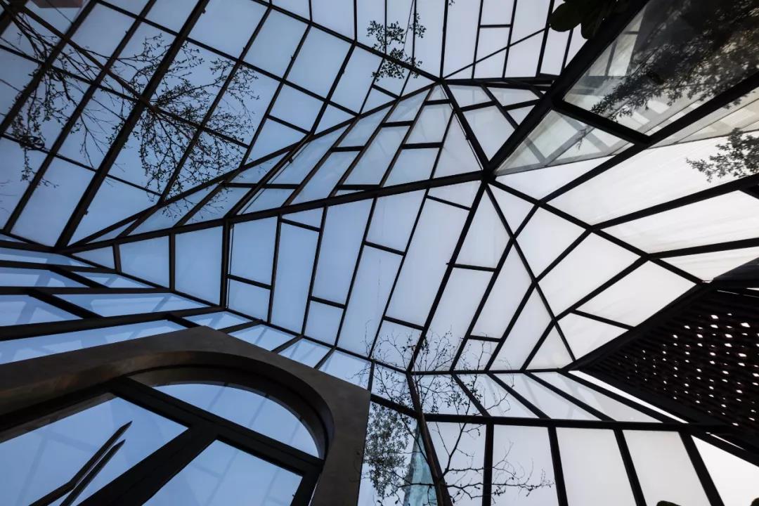 No.1986 咖啡餐廳，奇奇怪怪的‘烏鴉嘴’空間 / Le House