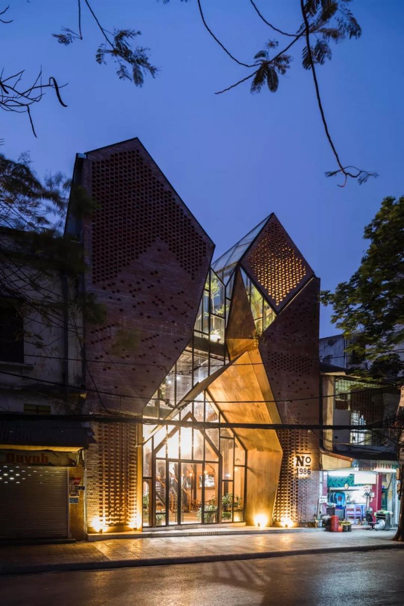 No.1986 咖啡餐廳，奇奇怪怪的‘烏鴉嘴’空間 / Le House
