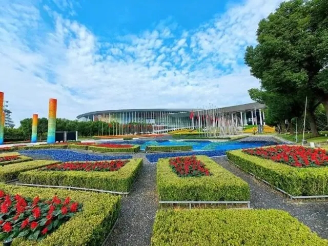 第六屆進(jìn)博會場館景觀裝飾全面“定妝”