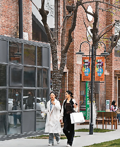 衛(wèi)星制造廠成科技園、紡織倉(cāng)庫(kù)變文創(chuàng)園——老廠區(qū)煥發(fā)新活力
