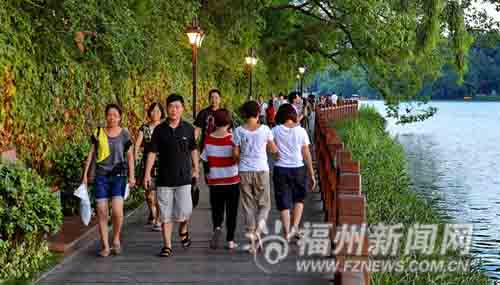 環西湖木棧道每天吸引眾多市民慢步鍛煉