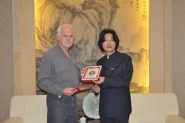 副校長高翅為加拿大多倫多大學愛德華?菲夫教授頒發聘書