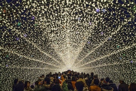 日本長島植物園7百萬盞LED彩燈打造時空隧道