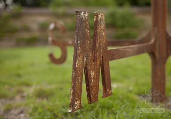 英國倒置茅草屋頂雕塑