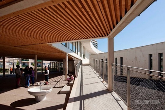 法國蒙達尼珍?幕琳學校曲型綠頂