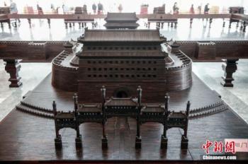 再現九大城門原貌 數十噸紫檀復建北京古城(圖)