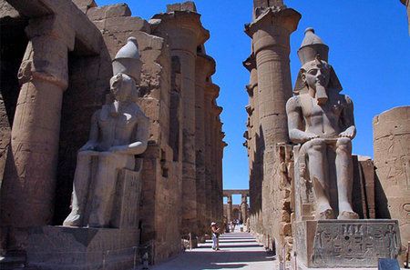 <p>　　埃及盧克索神廟（luxor temple）</p><p>　　<strong>一、埃及盧克索神廟（luxor temple）</strong></p><p>　　盧克索神廟，埃及中南部城市，坐落在開羅以南670多公里處的上埃及尼羅河畔，位于古埃及中王國和新王國的都城底比斯南半部遺址上。盧克索古跡中最引人注目的是尼羅河東岸的卡納克神廟(karnaktemple)和盧克索神廟(luxortemple)。盧克索已成為一座現代旅游城市、埃及的旅游勝地，那里彌漫著一股節日和歡快的氣氛，位于市中心的廟宇神殿給盧克索打上了特殊的標記，每年都有幾十萬游客從世界各地慕名而來。埃及人常說：“沒有到過盧克索，就不算到過埃及”。</p><p>　　盧克索神廟具有令人驚嘆的雄偉氣勢，每一根柱子都代表了法老的威嚴，置身于其中會使人暫時忘卻時間的流逝，神思萬千。這里的大部分工程是由第十八朝法老阿蒙諾菲斯三世完成的，后來的拉美西斯二世又增建了大門和庭院，并在門口豎立了六尊他的塑像，現存三尊。廟內原來有兩座尖方碑，其中一座被穆罕默德·阿里送給了法國，現在巴黎協和廣場。</p><p>　　<strong>消失原因：</strong>不斷上漲的尼羅河水正在威脅盧克索和卡納克的神廟。由于該地區附近的農田習慣粗放式灌溉，尼羅河水水位上漲，加上最近10年來，建筑鹽堿化程度加深，盧克索擁有幾千年歷史的神廟群正被不斷侵蝕。</p>