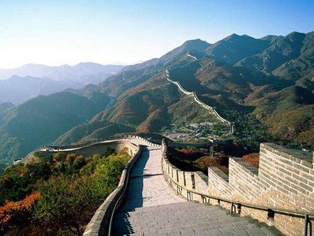 <p>　　中國八達嶺萬里長城</p><p>　　<strong>六、中國八達嶺萬里長城</strong></p><p>　　蜿蜒于中華大地上的萬里長城以其無比宏偉的雄姿久聞于世，成為中國最著名的地標式建筑。今天，長城已有近三分之二被腐蝕，加之沒有節制的旅游開發，目前對長城的保護不容樂觀。</p><p>　　八達嶺地區海拔848米，屬于季風性氣候，四季分明。區內水質優良，風景優美，并成功獲得國際ISO14001環境管理體系評語。山嶺入口處兩座高峰對恃，夾擊山下通道，正如自古以來所傳說的那樣，'居庸之險，不在關城，而在八達嶺'；'自八達嶺下視居庸關，如建瓴，如窺井'。由于地理位置的重要性，位于關溝北口也即入口的八達嶺長城就成了位于關溝中段的居庸關的前陣。</p><p>　　八達嶺長城是明代長城保存得較完整的一段。其關城建于明朝弘治十八年（1505年），東窄西寬，呈梯形，有東西二門，東門名為居庸外鎮，西門名為北門鎖鑰，兩門相距約44米，都是磚石結構。甕城面積達5000平方米，建于海拔約六百米高度之處。券洞上為平臺，南北兩面各開一豁口，接連關城城墻， 臺上四周有磚砌垛口。城墻的平均高度為約為八米，上寬約六米，下寬近七米，其墻基全由千余公斤重的花崗條石砌成，上部采用大型城磚砌筑，內填泥土和石塊， 是故墻身高大堅固。外側為垛墻，垛墻上方的垛口之下有射洞。城墻依山勢而筑，山勢陡峭處砌成梯道；山脊高地、城墻轉角或險要處則筑有堡壘式城臺、敵臺或墻臺。</p><p>　　八達嶺長城典型地表現了萬里長城雄偉險峻的風貌。作為北京的屏障，這里山巒重疊，形勢險要。氣勢極其磅礴的城墻南北盤旋延伸于群巒峻嶺之中，視野所及，不見盡頭。依山勢向兩側展開的長城雄峙危崖，陡壁懸崖上古人所書的'天險'二字，確切的概括了八達嶺位置的軍事重要性。</p><p>　　<strong>消失原因：</strong>旅游破壞、自然腐蝕</p>