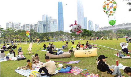 廣州：公園綠地請(qǐng)市民躺草坪