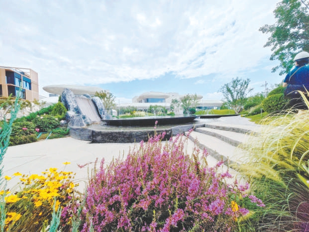 北京:環(huán)球影城旁“不夜城”竣工